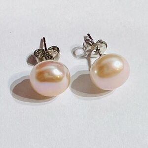 Elegant Pearl Stud Earrings/925 Sterling Silver